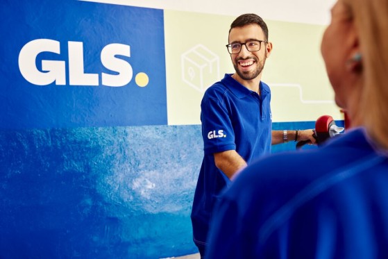 Customer digitally signs for his parcel 