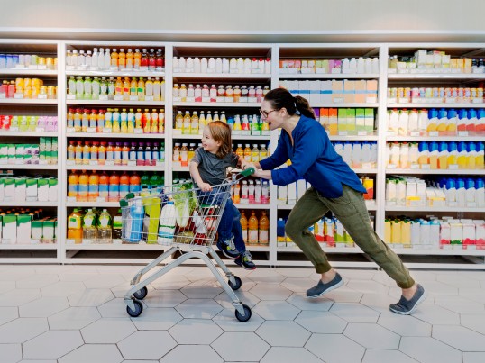 mamma e figlia al supermercato