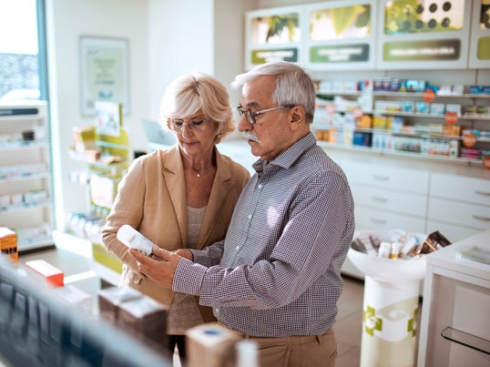 anziana coppia in farmacia