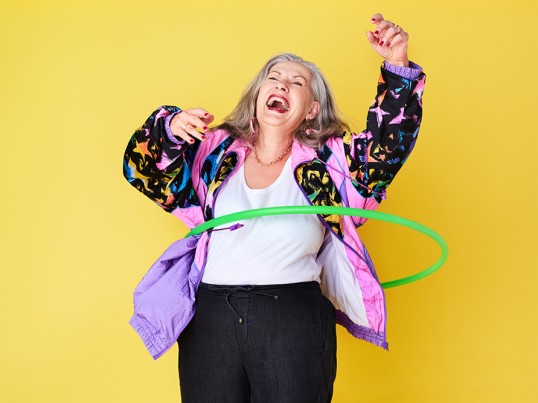 signora felice con sfondo giallo GLS