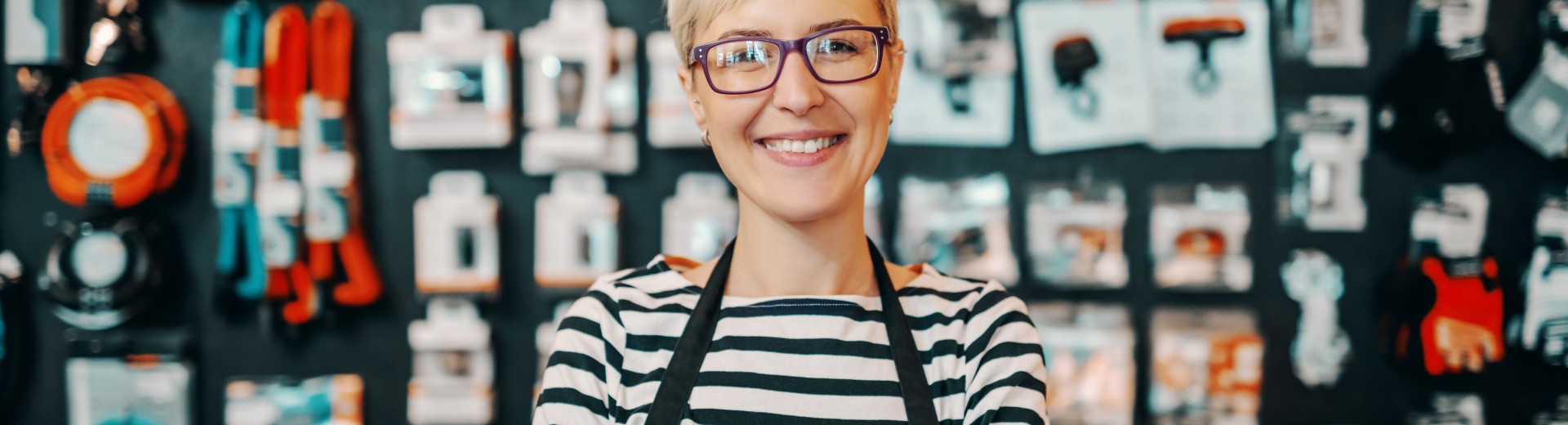 Gérante dans son magasin
