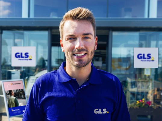 GLS-Zusteller vor einem GLS-Paketshop
