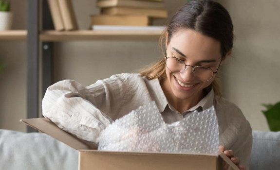 Kobieta nadaje paczkę