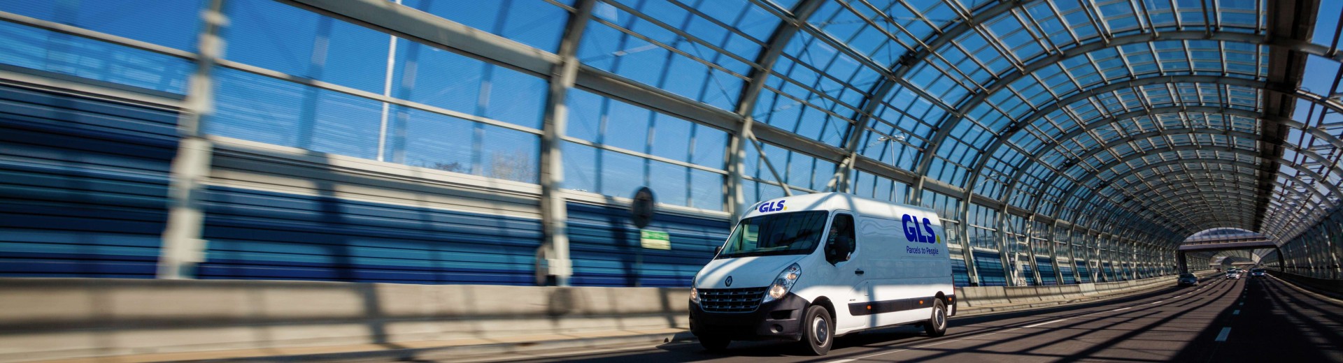 mașină de livrare GLS în oraș