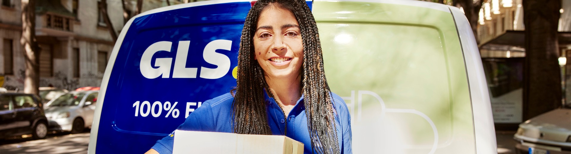 femeie curier GLS cu o trimitere în mână 