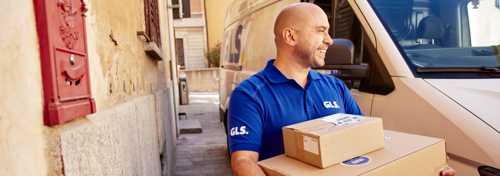 curier GLS în fața mașinii de livrare