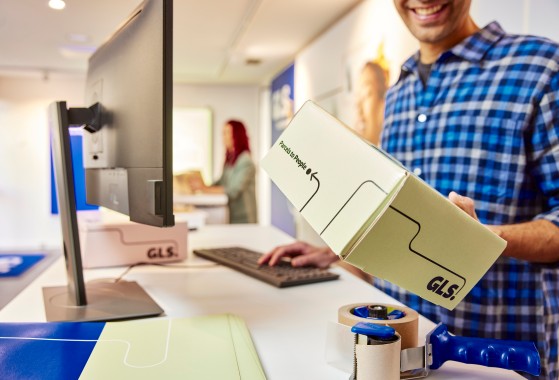 Bărbat care ține în mână o trimitere