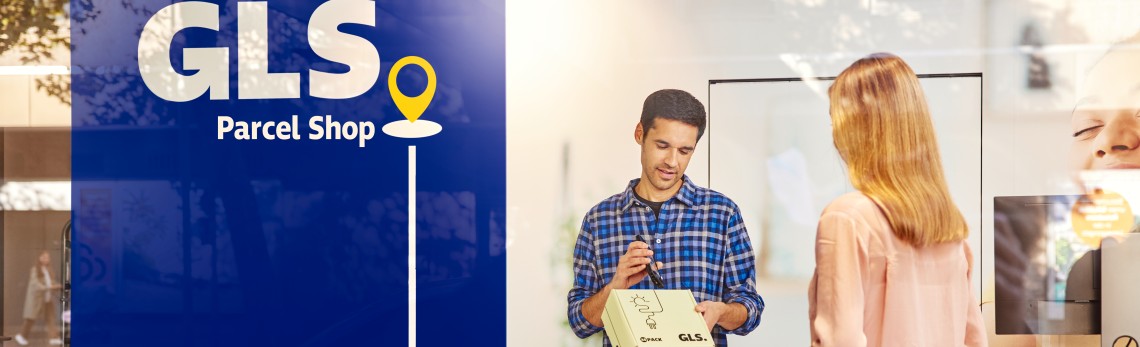 Femeie care ridică o trimitere de la GLS Parcel Shop
