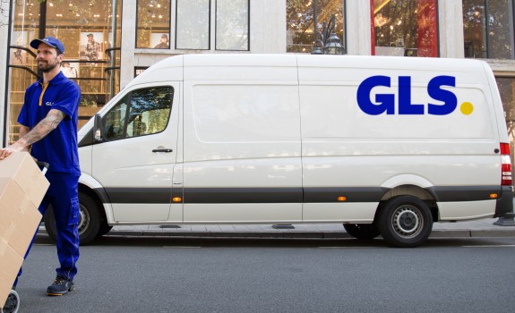 curier cu mașina de livrare în fundal