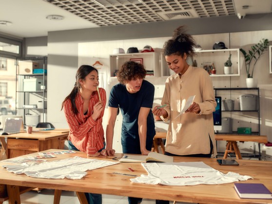 Oameni care lucrează împreună