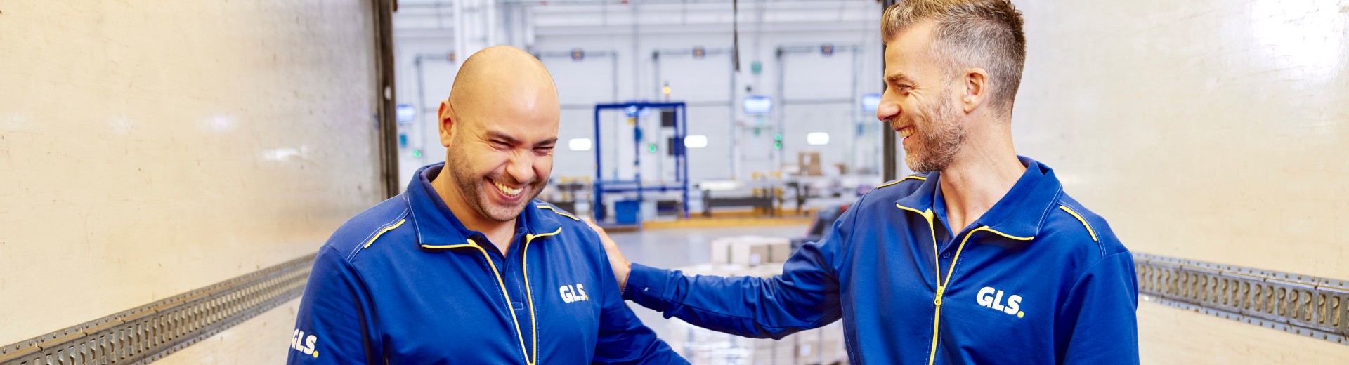 3 angajați tineri lucrând împreună la un proiect 