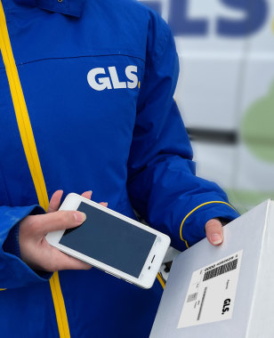 GLS kurir skenira paket pred Paketomatom