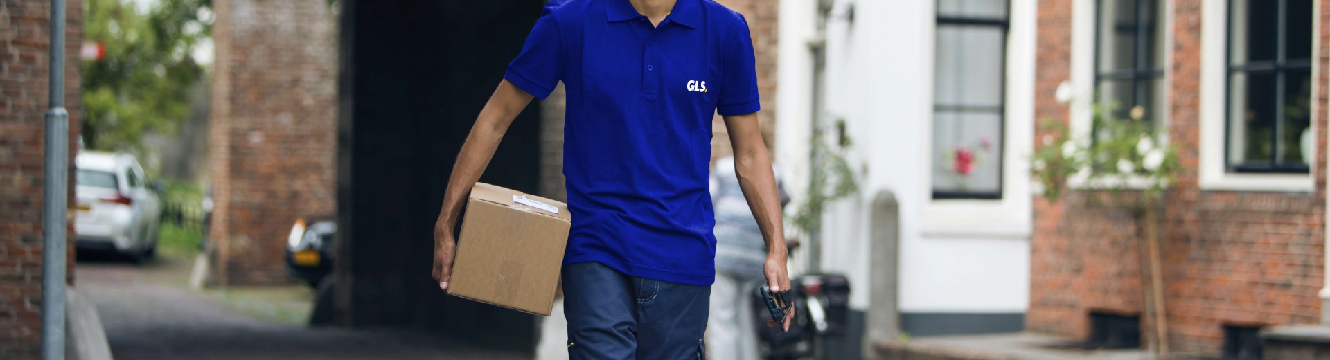GLS dostavljalec nosi paket