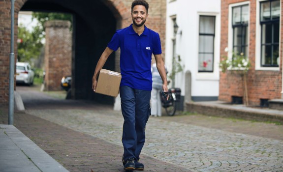 GLS dostavljalec nosi paket