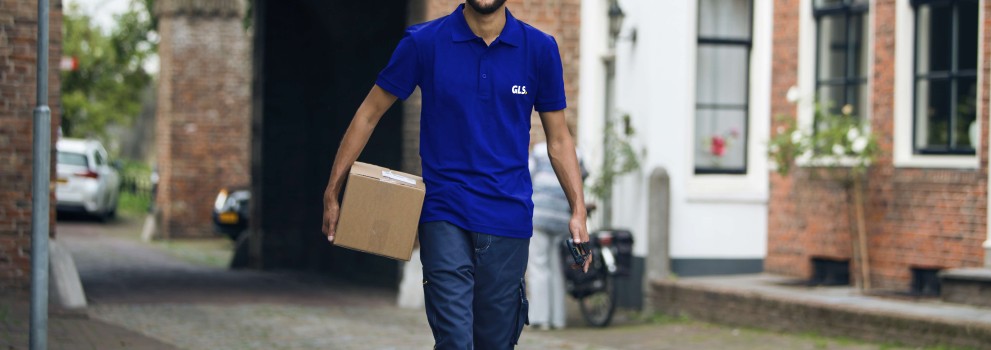 GLS dostavljalec nosi paket