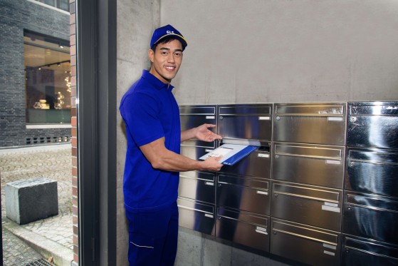 GLS dostavljalec stranki dostavi paket na dom 