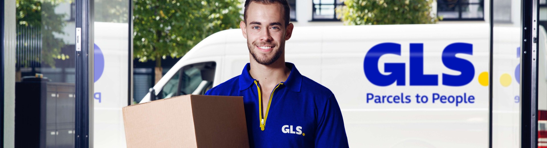 GLS kurir dostavi paket v poslovno stavbo