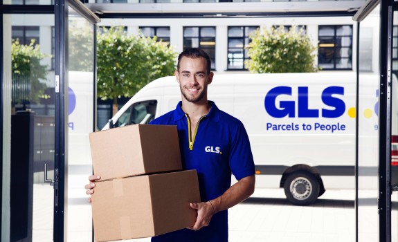 GLS kurir dostavi paket v poslovno stavbo