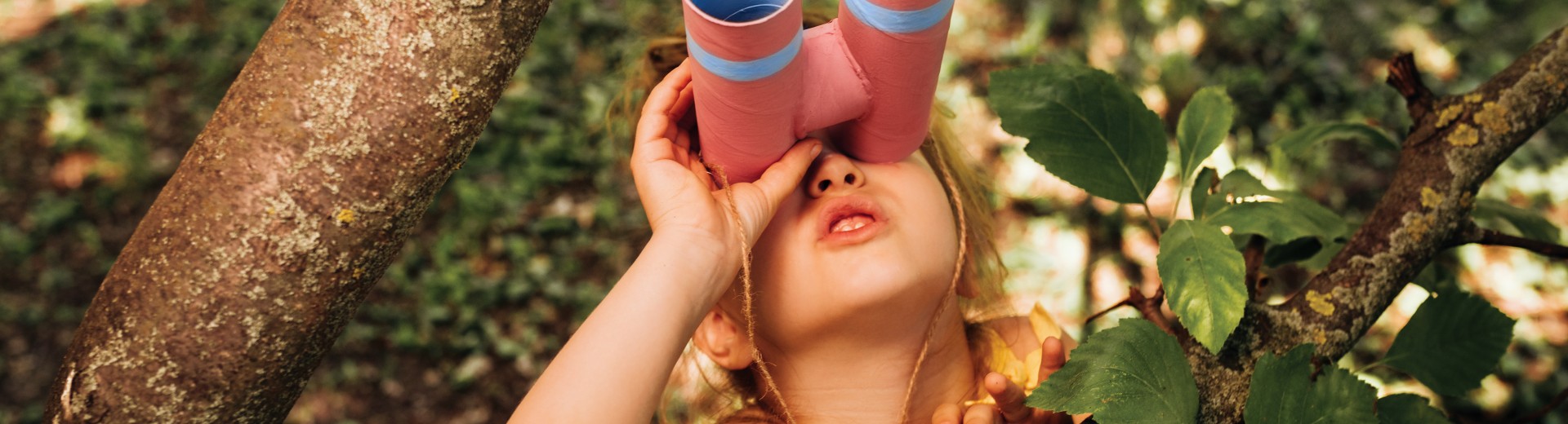 Punčka z daljnogledom se igra na drevesu