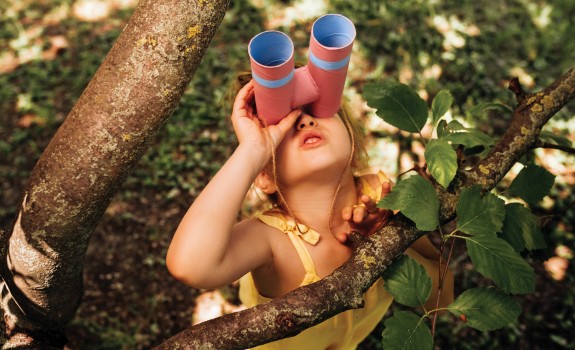 Punčka z daljnogledom se igra na drevesu