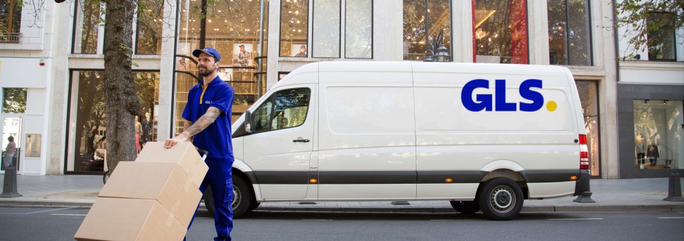 Kurir GLS raznaša pakete z vozilom GLS v ozadju