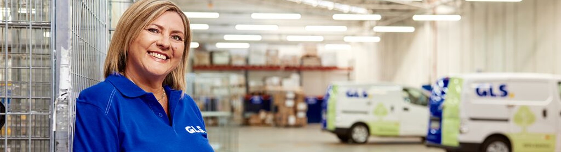 GLS kurirka stoji v GLS depoju