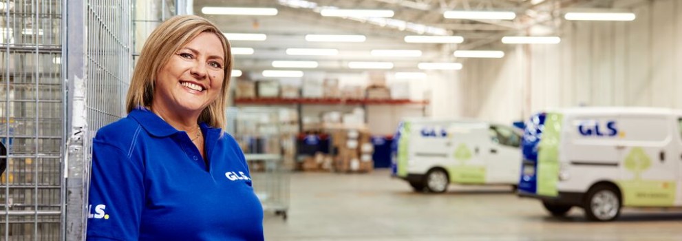 GLS kurirka stoji v GLS depoju