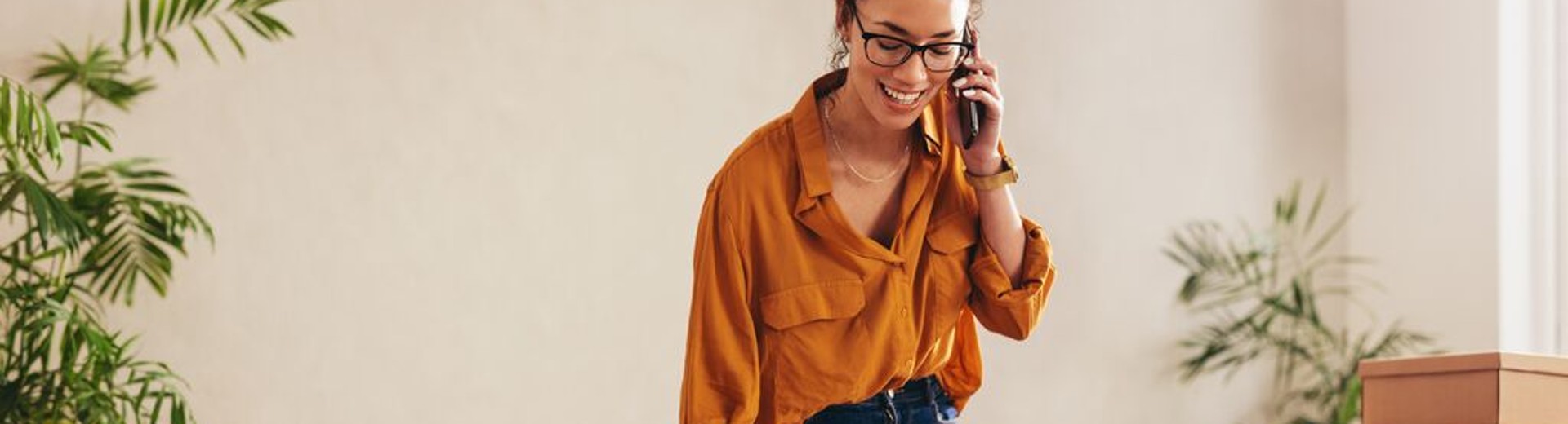 Ženska se pogovarja po telefonu in drži dokumente