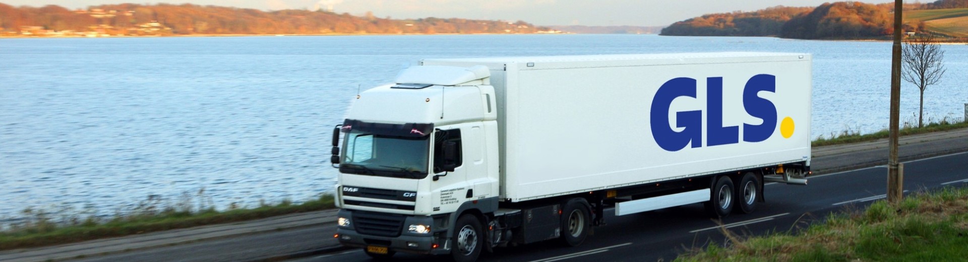 GLS tovornjak vozi ob vodi