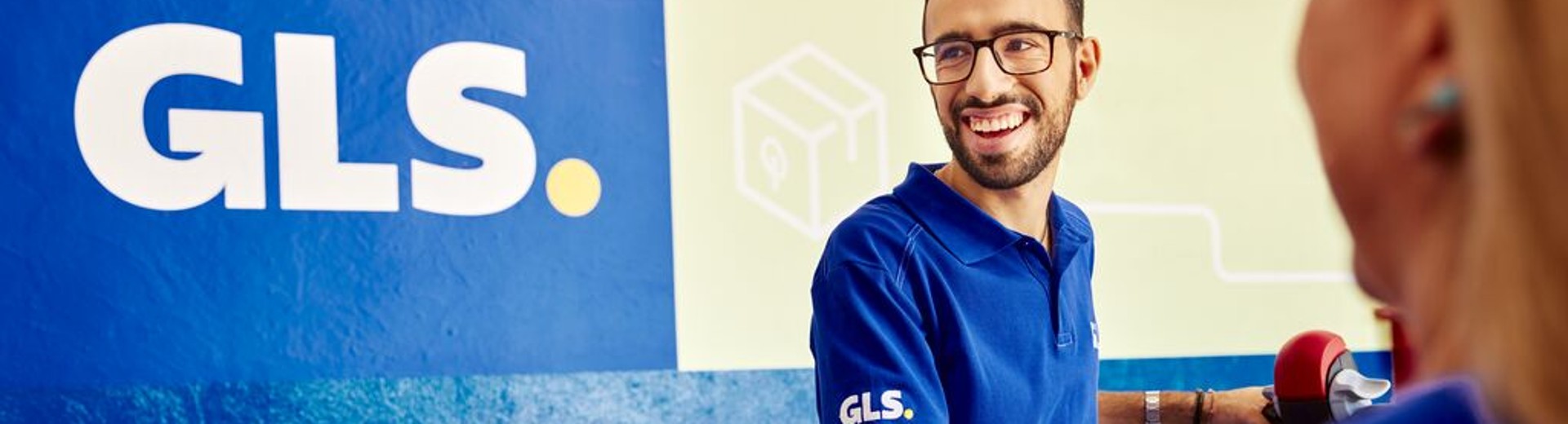 GLS zaposleni uporablja napravo za odpremo