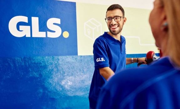 GLS zaposleni uporablja napravo za odpremo