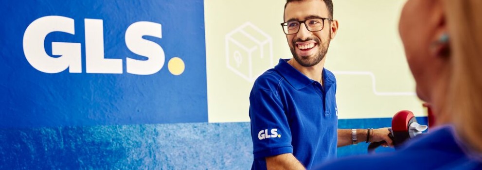 GLS zaposleni uporablja napravo za odpremo