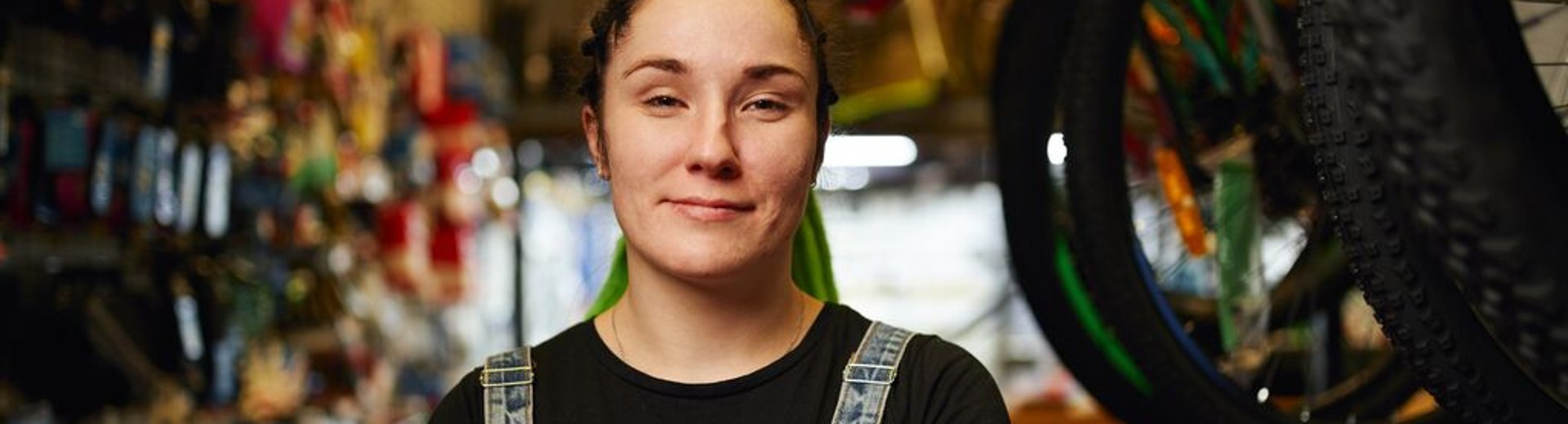 Stranka s prekrižanimi rokami stoji pred trgovino