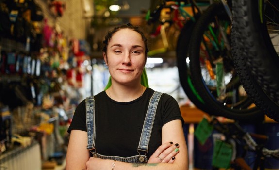 Stranka s prekrižanimi rokami stoji pred trgovino