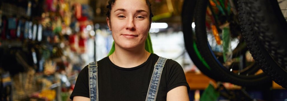 Stranka s prekrižanimi rokami stoji pred trgovino