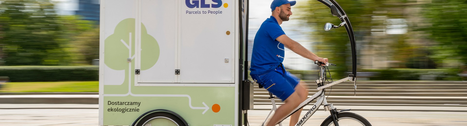 GLS voznik vozi e-vozilo