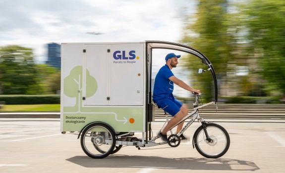 GLS voznik vozi e-vozilo