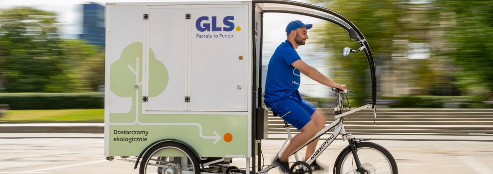 GLS voznik vozi e-vozilo