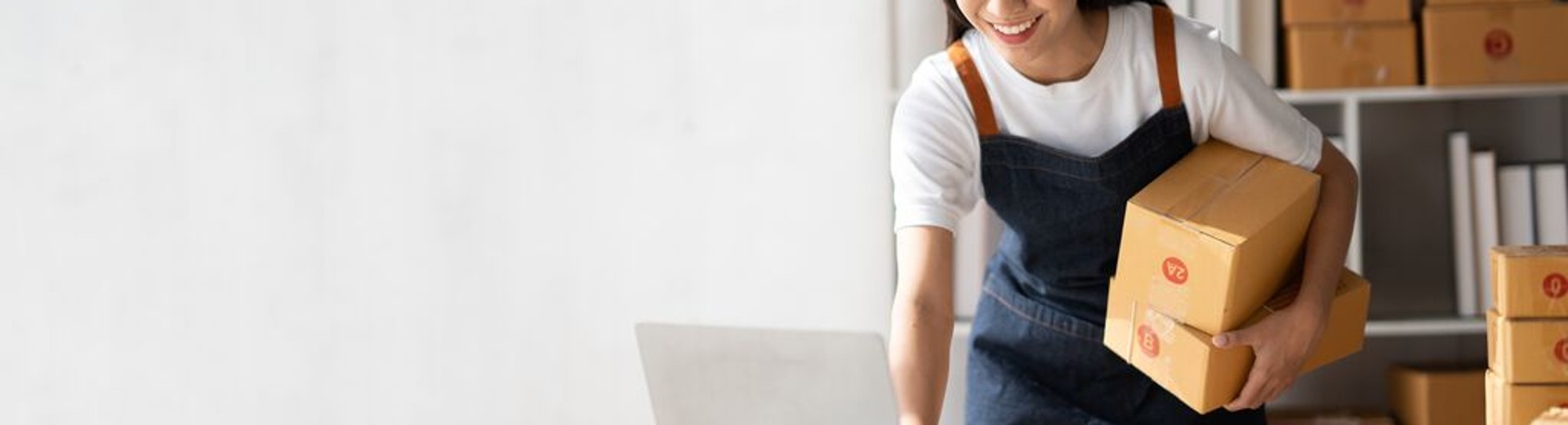 Stranka drži paket v rokah