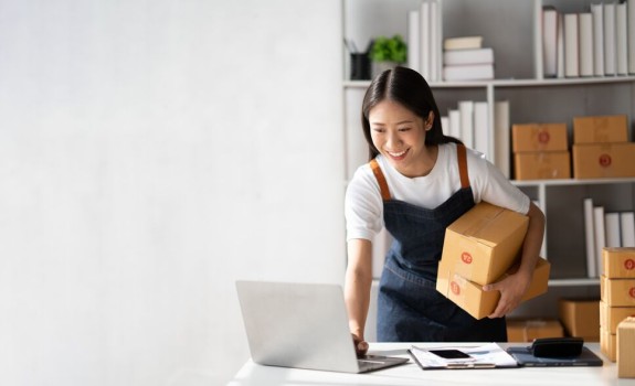 Stranka drži paket v rokah