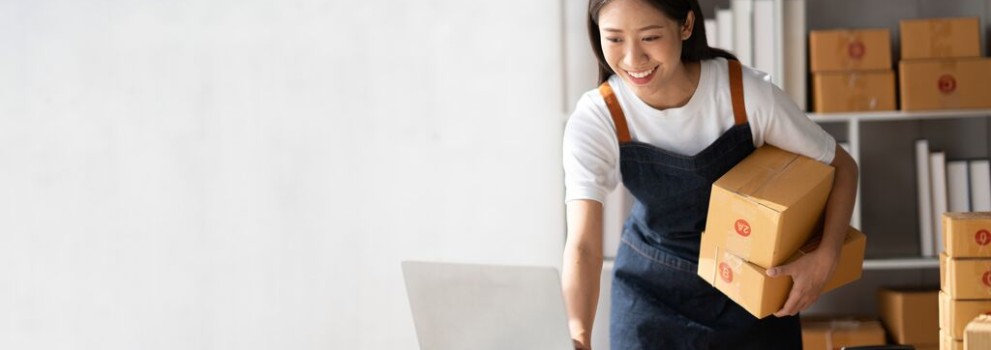 Stranka drži paket v rokah