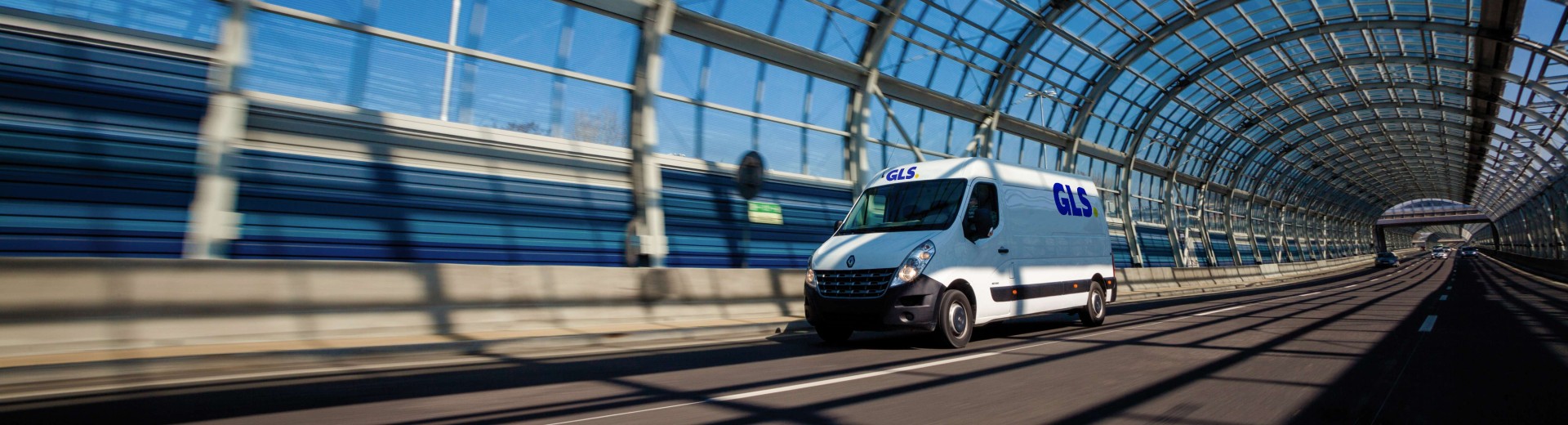 GLS kombi se vozi skozi zaprt most