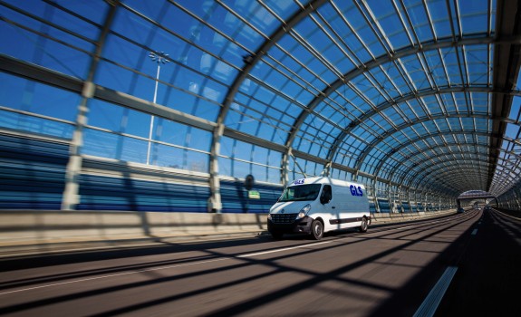 GLS kombi se vozi skozi zaprt most