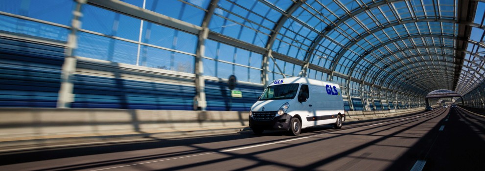 GLS kombi se vozi skozi zaprt most