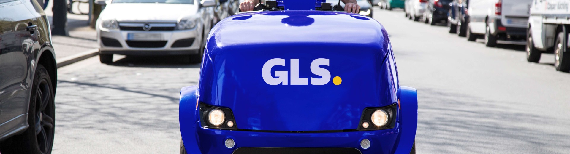 GLS E-skuter na cesti