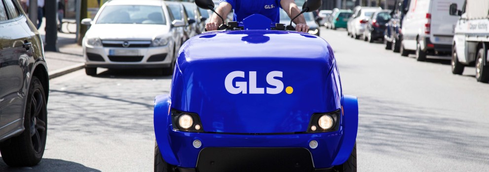 GLS E-skuter na cesti
