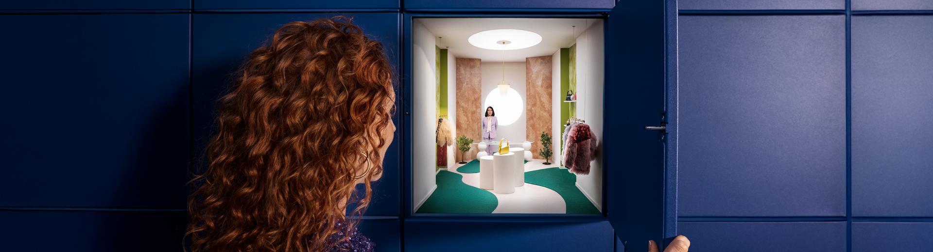 Ženska odpira predal Paketomata