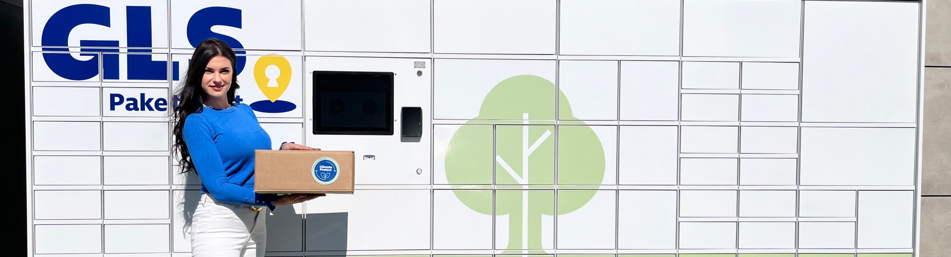 Trajnosti GLS Paketomat s punco, ki drži paket