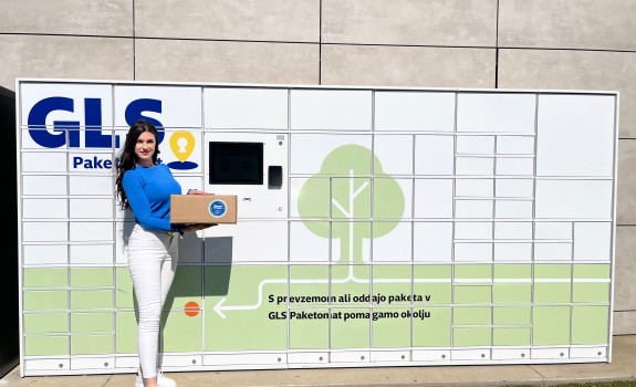 Trajnosti GLS Paketomat s punco, ki drži paket