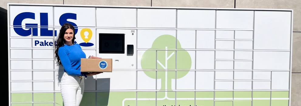 Trajnosti GLS Paketomat s punco, ki drži paket